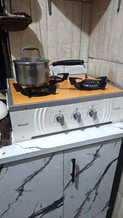 Kitchen gas cooker on a marble-look counter
